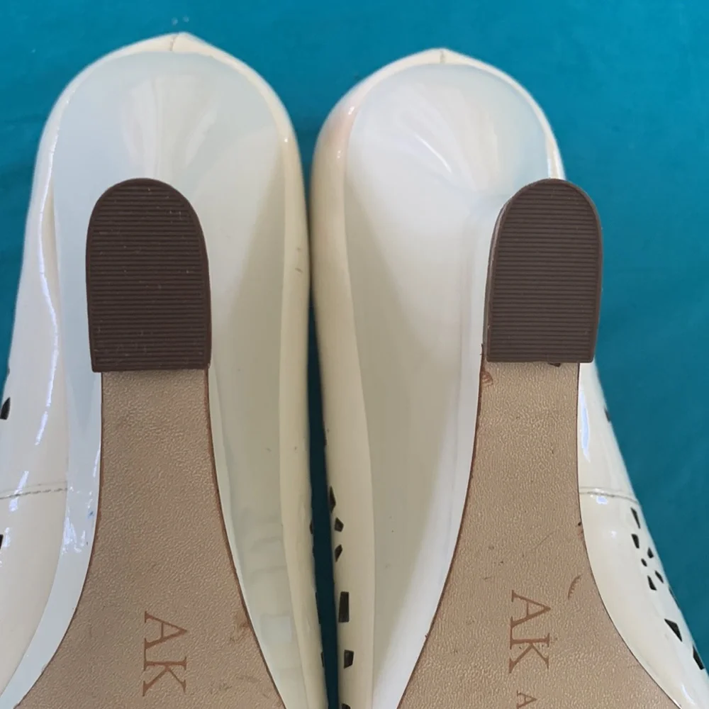 Anne Klein summer shoes. Feminine wedge style  in cream/off white. Size 7..5.